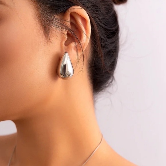 Silver Water Drop Stud Earrings*Teardrop Earrings*High Gloss Design*Lightweight - Picture 5 of 8